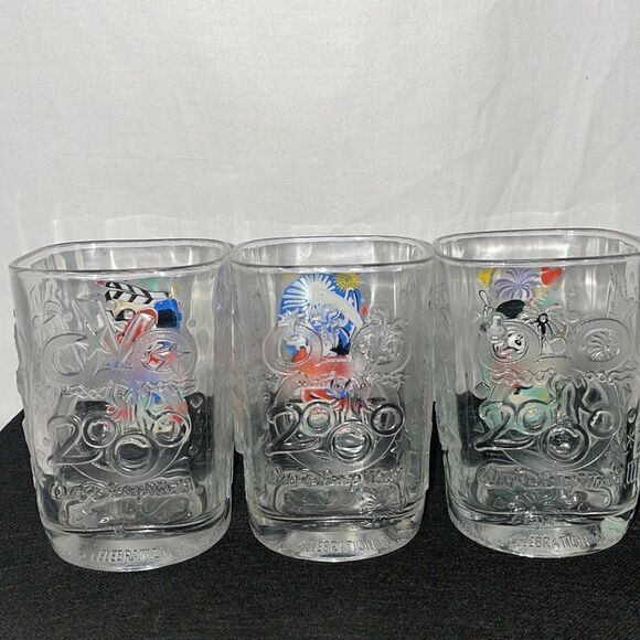 Three 2000 Walt Disney world drinking glasses - Picture 4 of 6